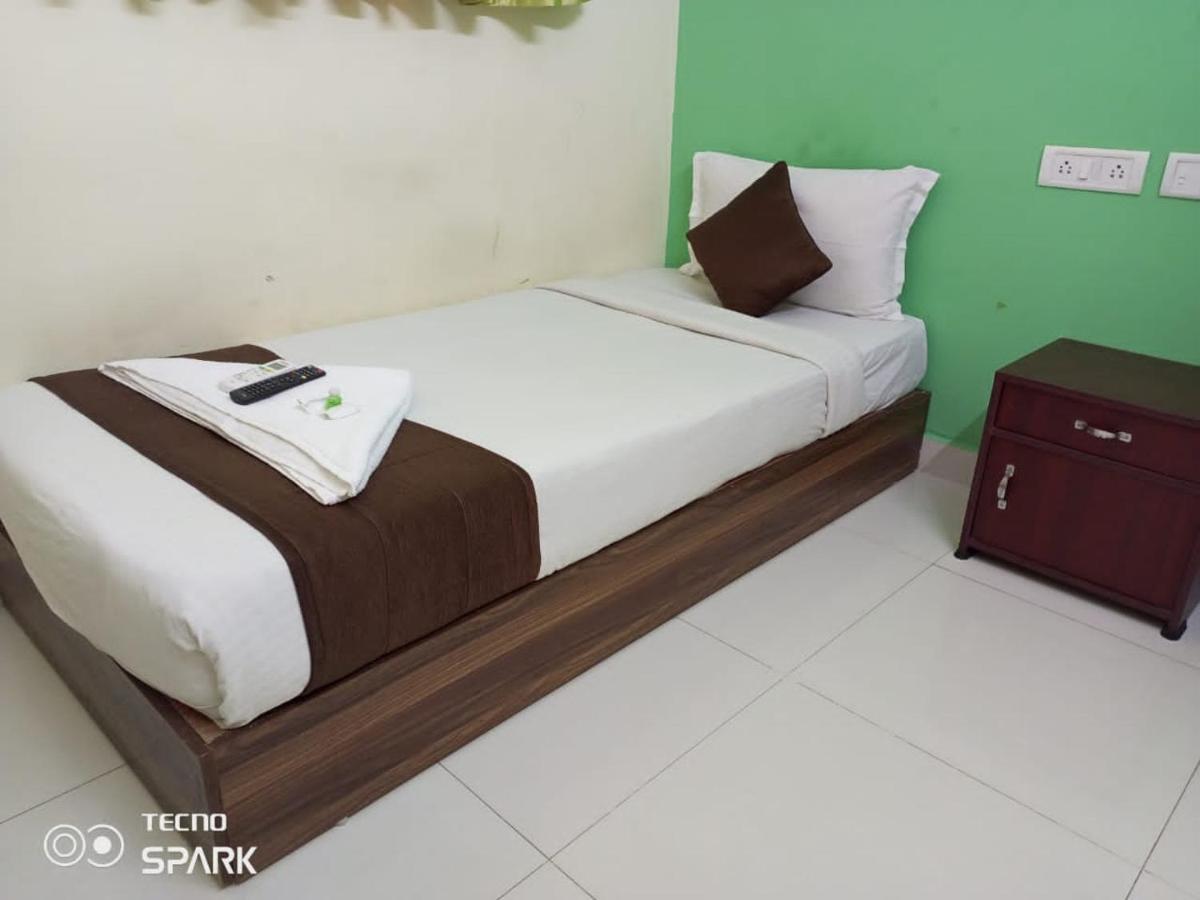 Green Tree Hotel-Near Vfs Global And Ramee Mall Chennai Exterior photo